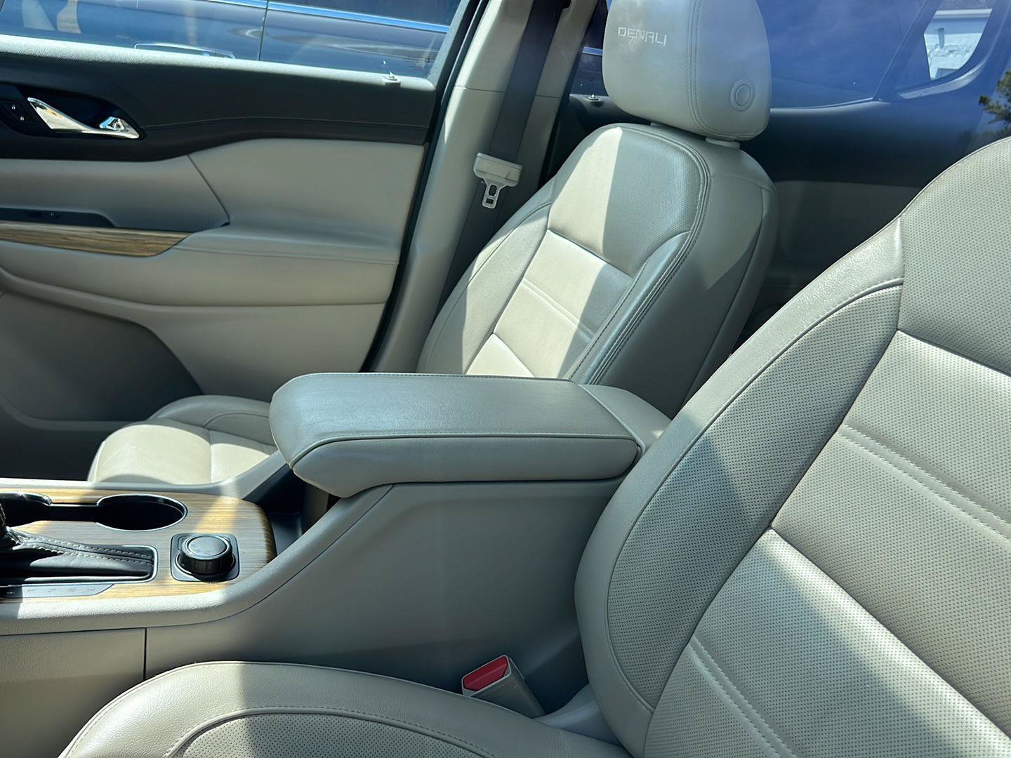 Used 2019 GMC Acadia Denali w/ Technology Package FWD image 8
