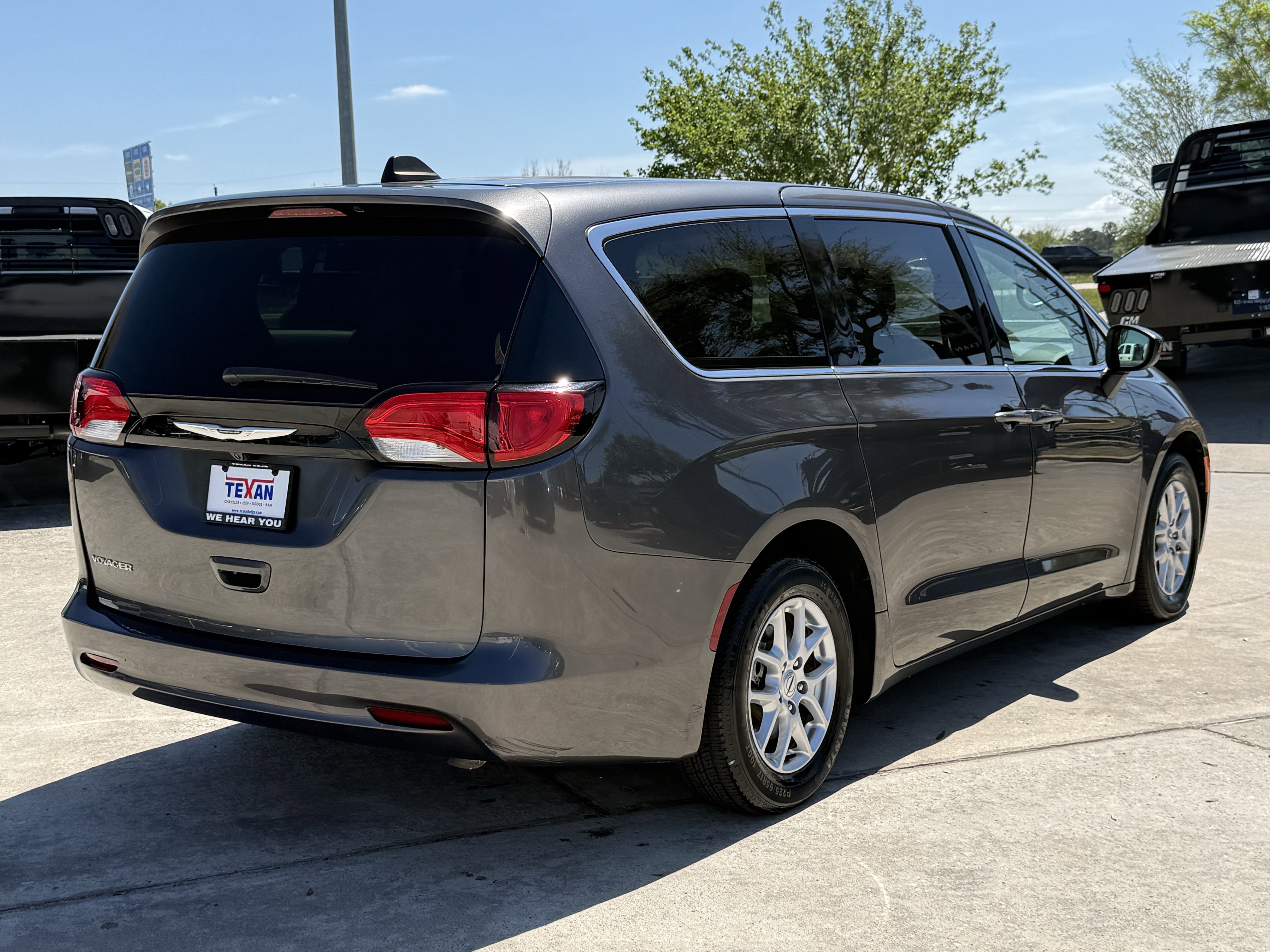 Used 2023 Chrysler Voyager LX image 5