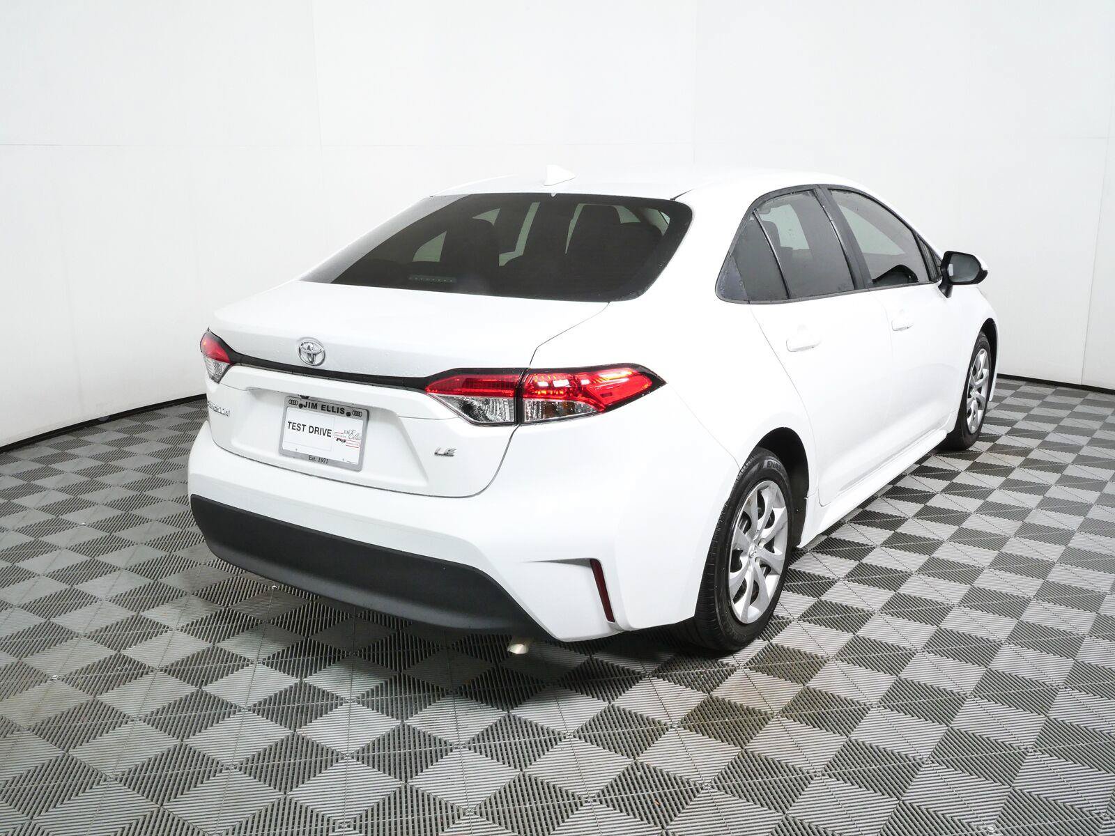 Used 2025 Toyota Corolla LE FWD image 3