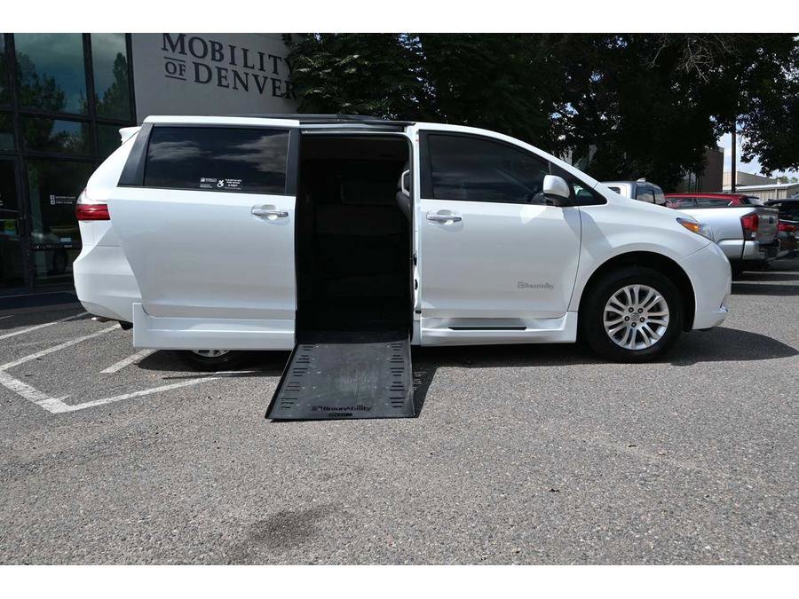 Used 2017 Toyota Sienna XLE Premium image 17
