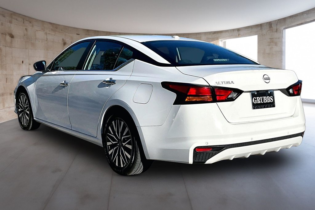 Used 2025 Nissan Altima 2.5 SV FWD image 14