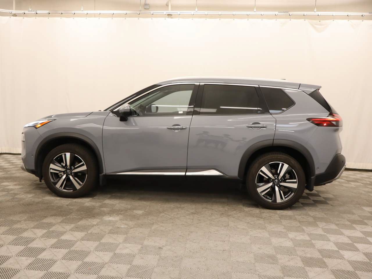 Used 2022 Nissan Rogue Platinum w/ Head-Up Display Package FWD image 2