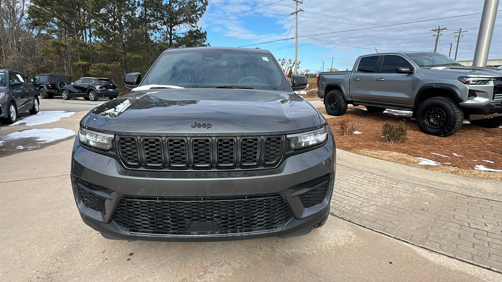 Used 2023 Jeep Grand Cherokee Altitude image 3