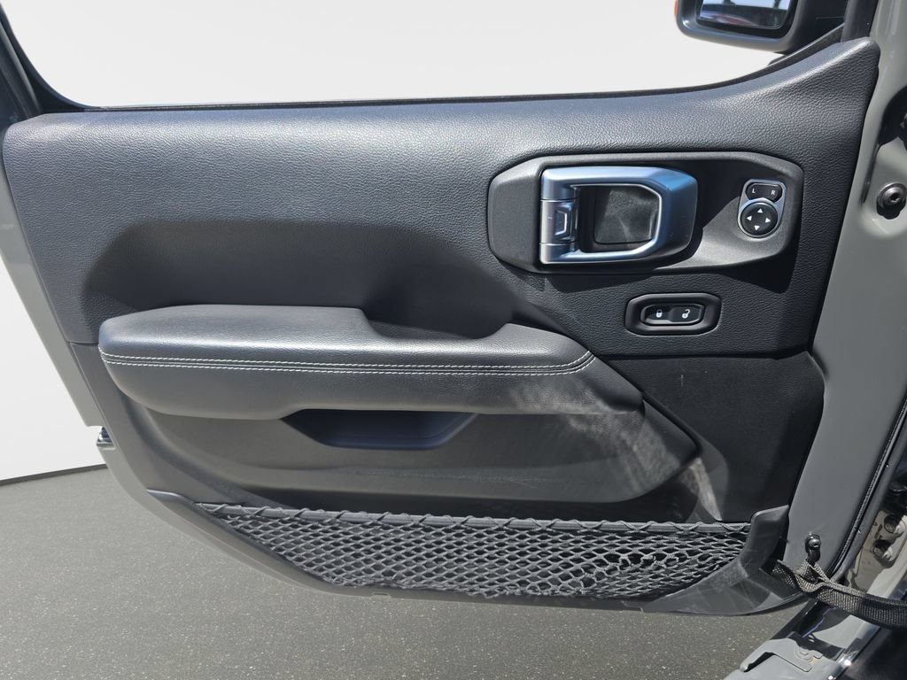 Used 2018 Jeep Wrangler Unlimited Sahara AWD/4WD image 29