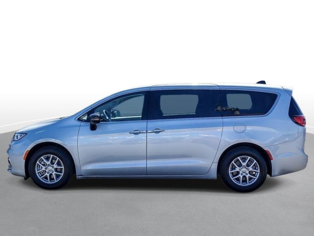 Used 2024 Chrysler Pacifica Touring-L image 5