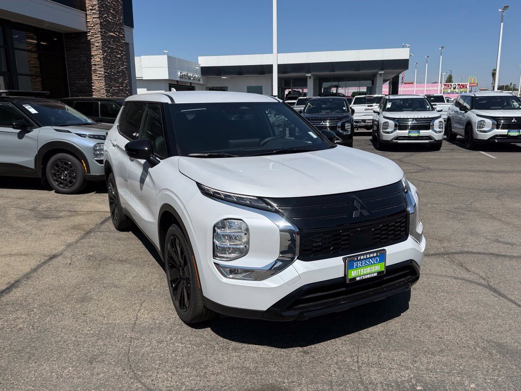 New 2026 Mitsubishi Outlander LE FWD image 2