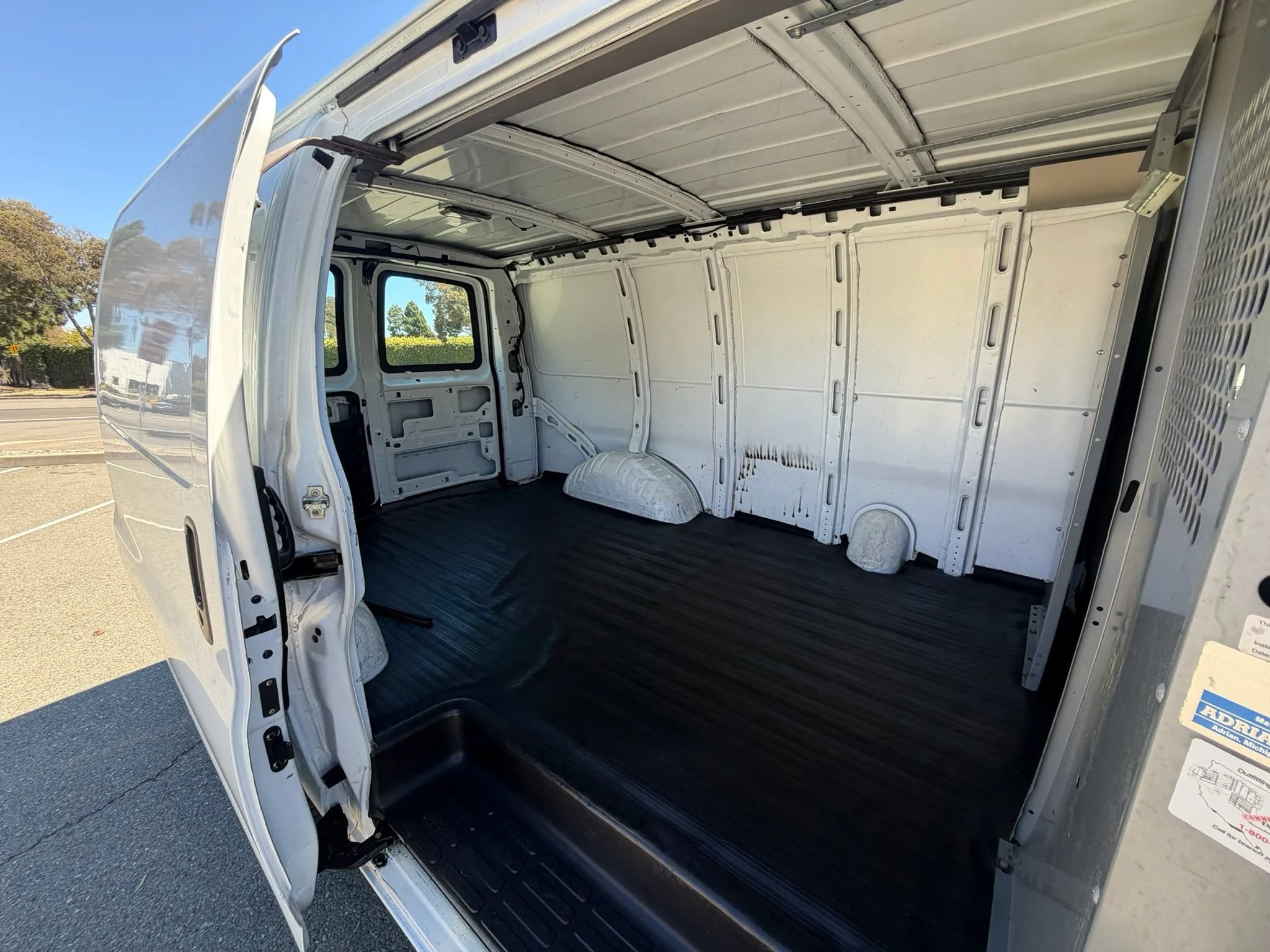 Used 2005 Chevrolet Express 2500 RWD image 9