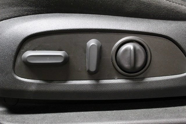 Used 2023 Chevrolet Traverse LT FWD image 19