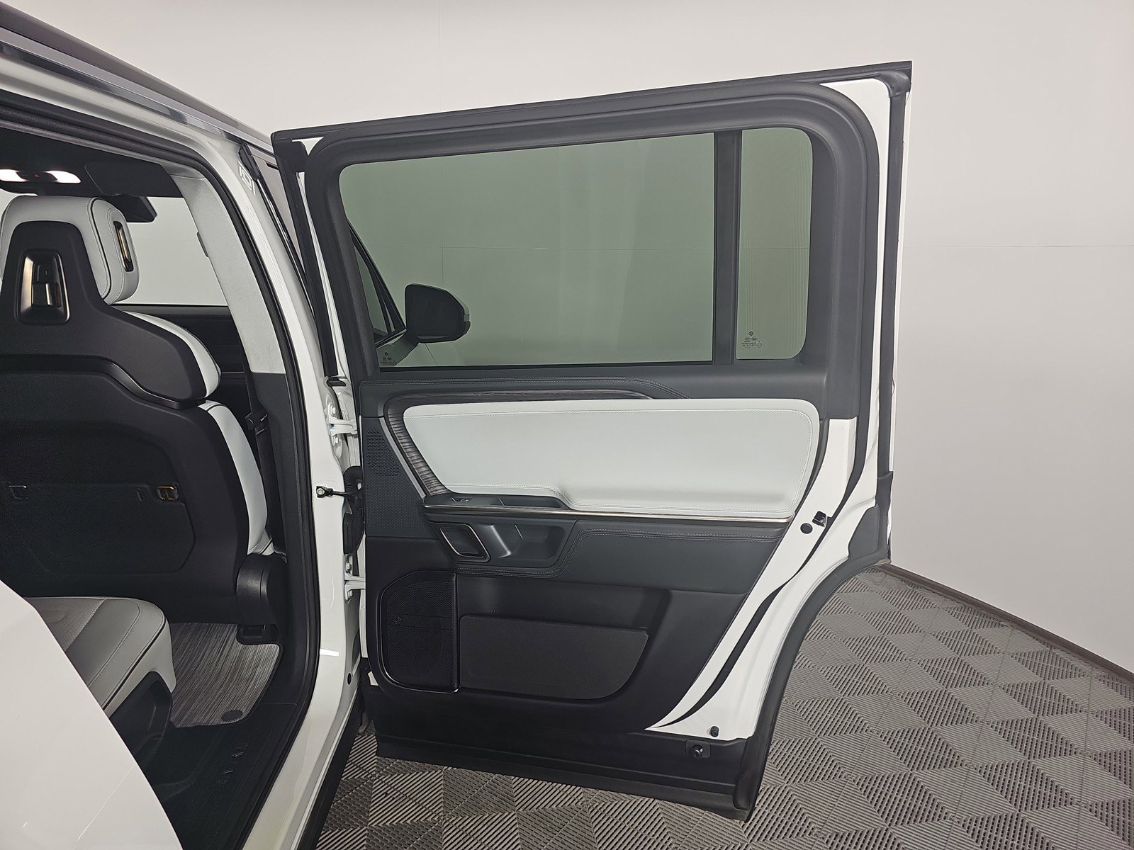 Used 2024 Rivian R1S Adventure AWD/4WD image 19