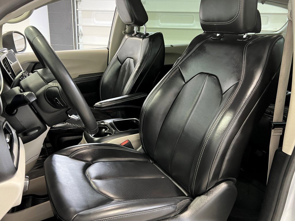 Used 2023 Chrysler Pacifica Touring-L image 25