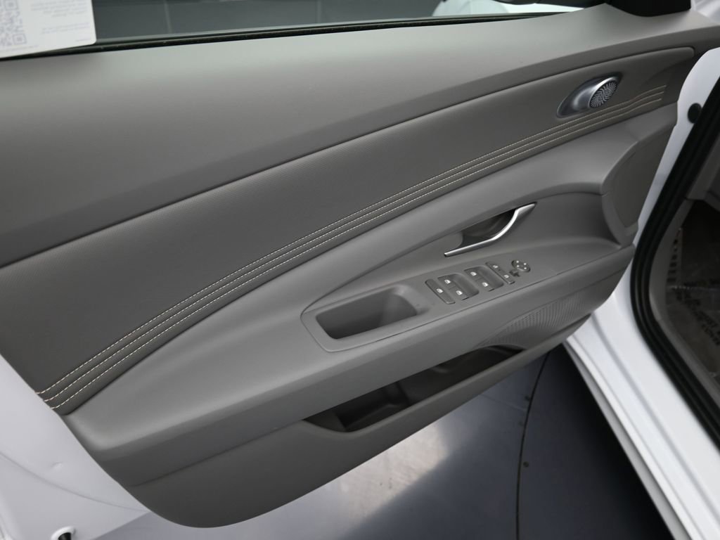 Used 2025 Hyundai Elantra Sport image 13