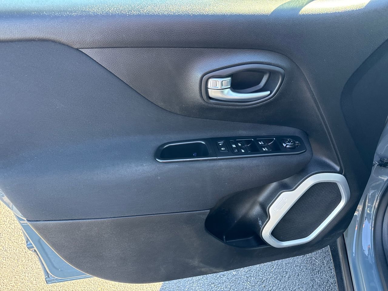 Used 2018 Jeep Renegade Latitude image 13