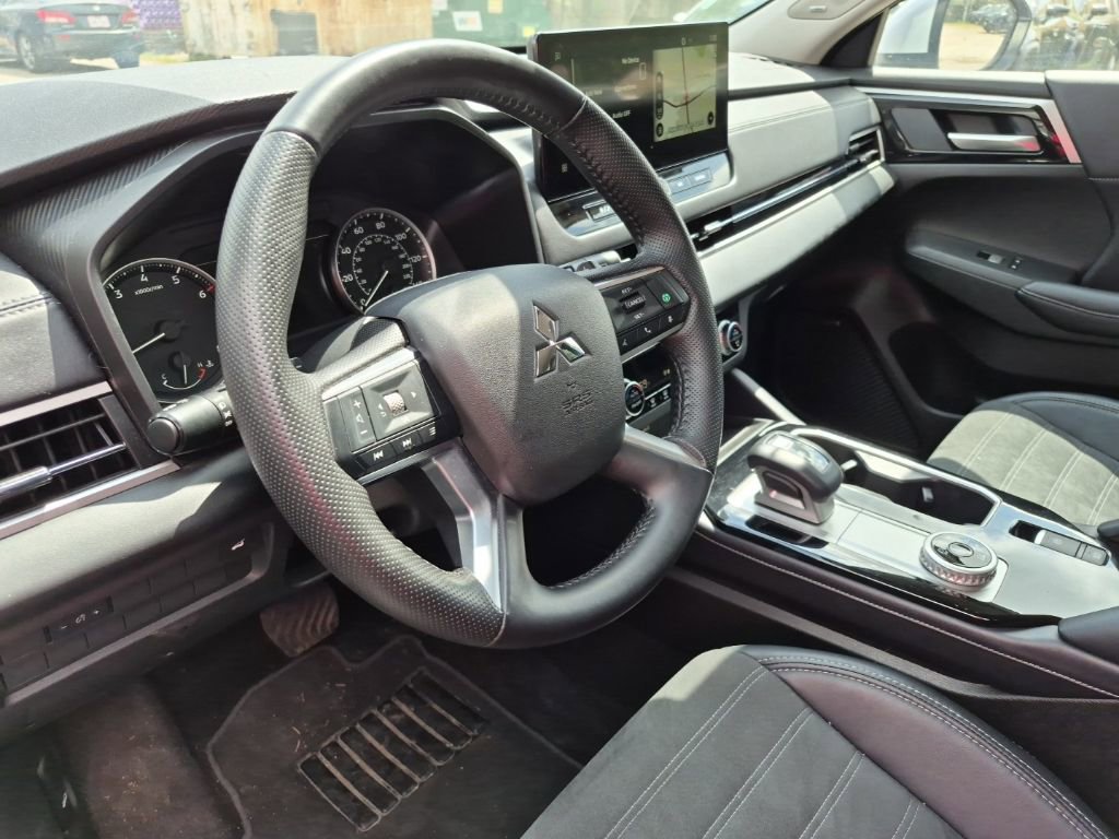 Used 2025 Mitsubishi Outlander AWD image 7