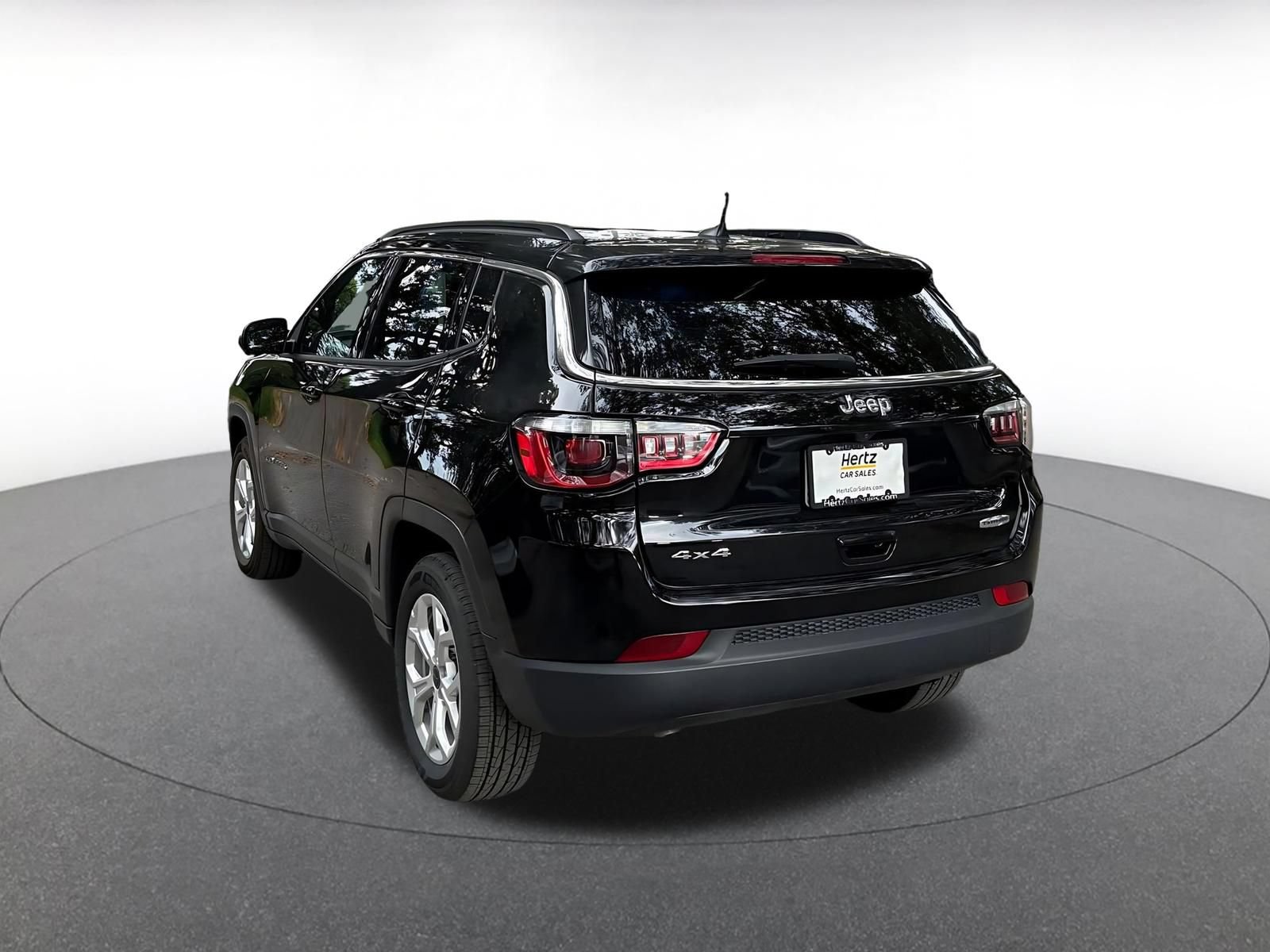 Used 2025 Jeep Compass Latitude AWD/4WD image 5