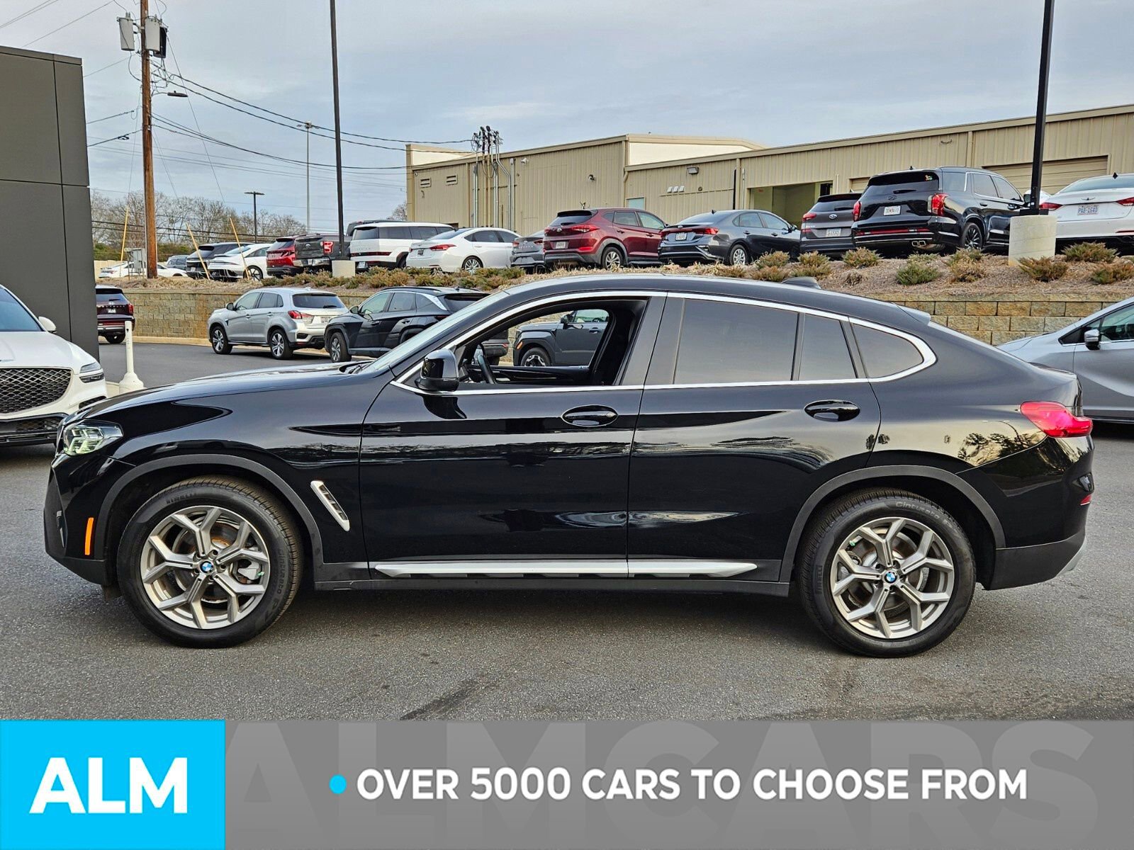 Used 2025 BMW X4 xDrive30i AWD/4WD image 3