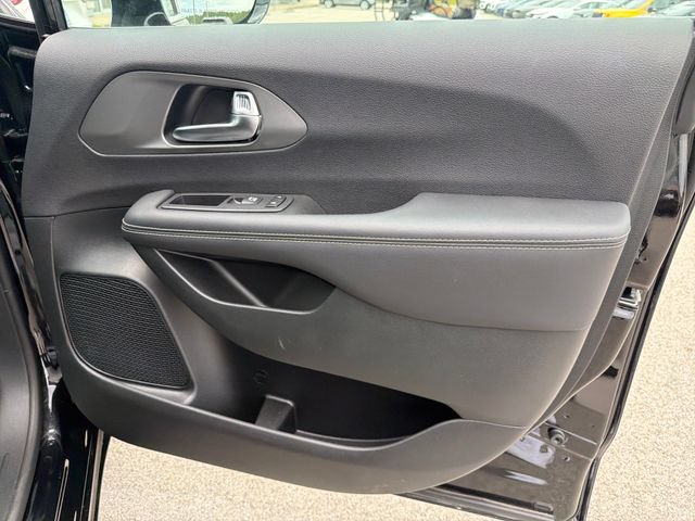 Used 2026 Chrysler Pacifica Select FWD image 42