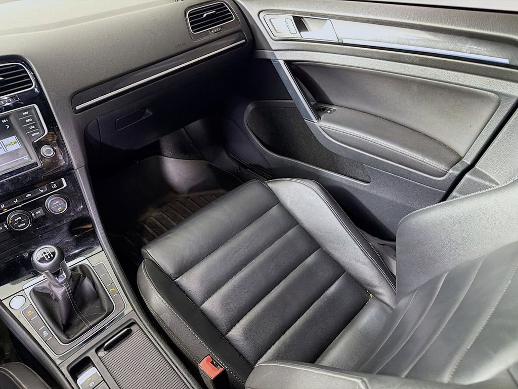 Used 2017 Volkswagen Golf R 4-Door image 27