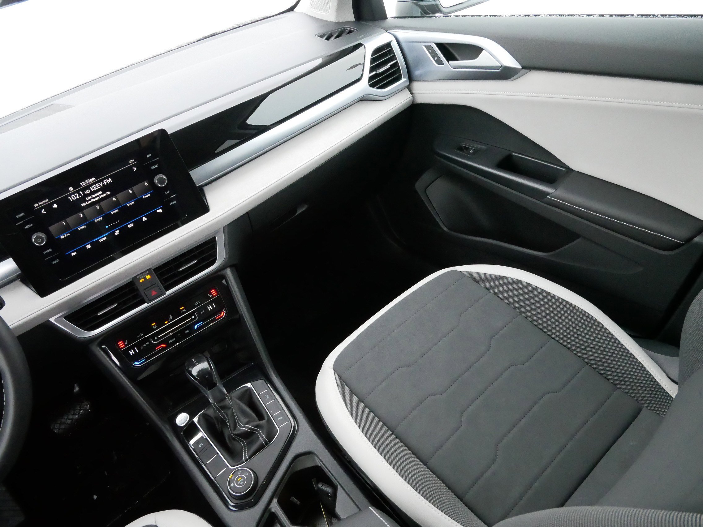 Certified 2025 Volkswagen Taos SE image 11