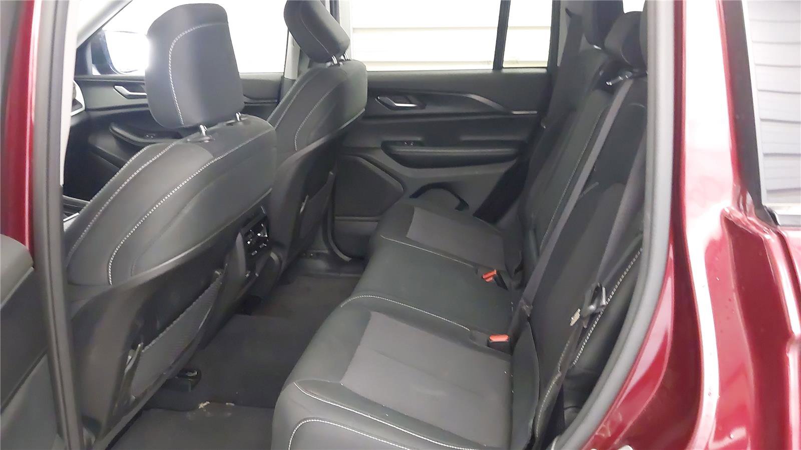 Used 2024 Jeep Grand Cherokee Laredo image 20