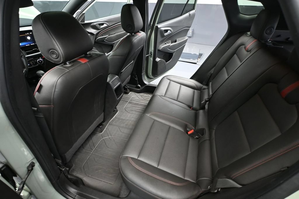 Used 2024 Chevrolet Trax RS w/ Sunroof Package FWD image 29