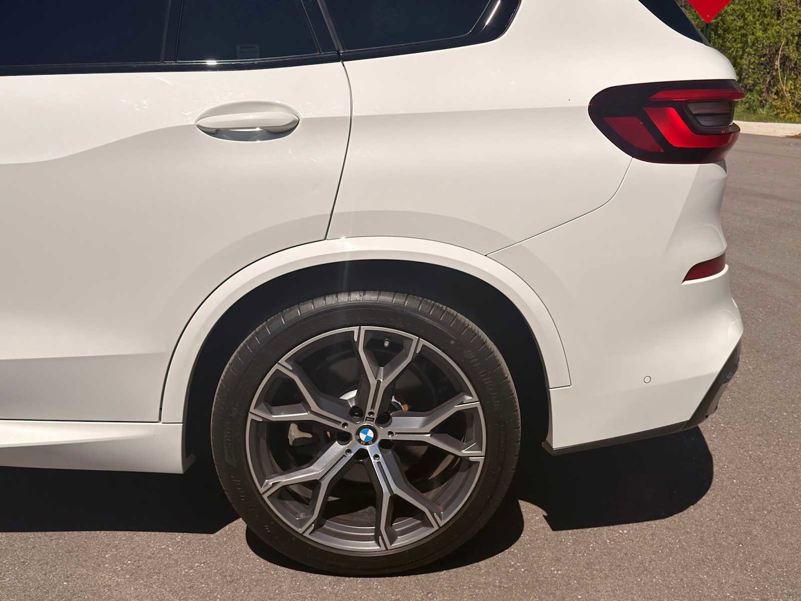 Used 2020 BMW X5 xDrive40i w/ M Sport Package AWD/4WD image 4