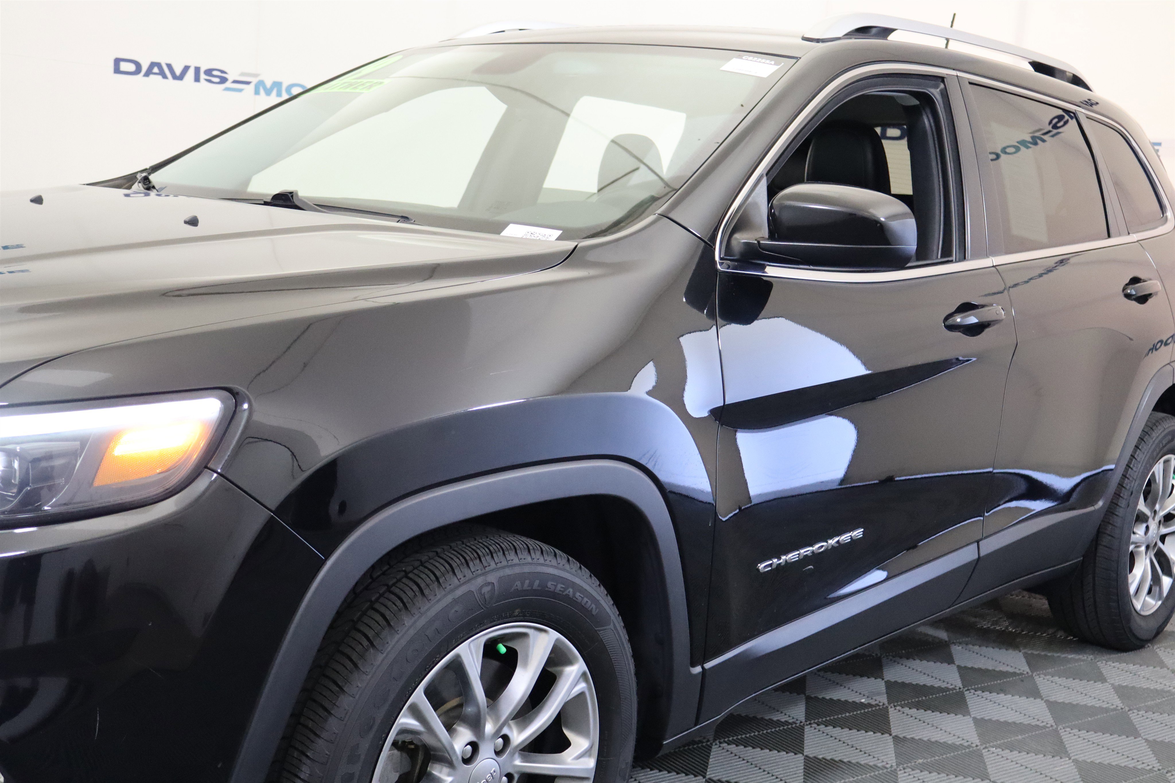 Used 2019 Jeep Cherokee Latitude Plus w/ Comfort/Convenience Group image 13