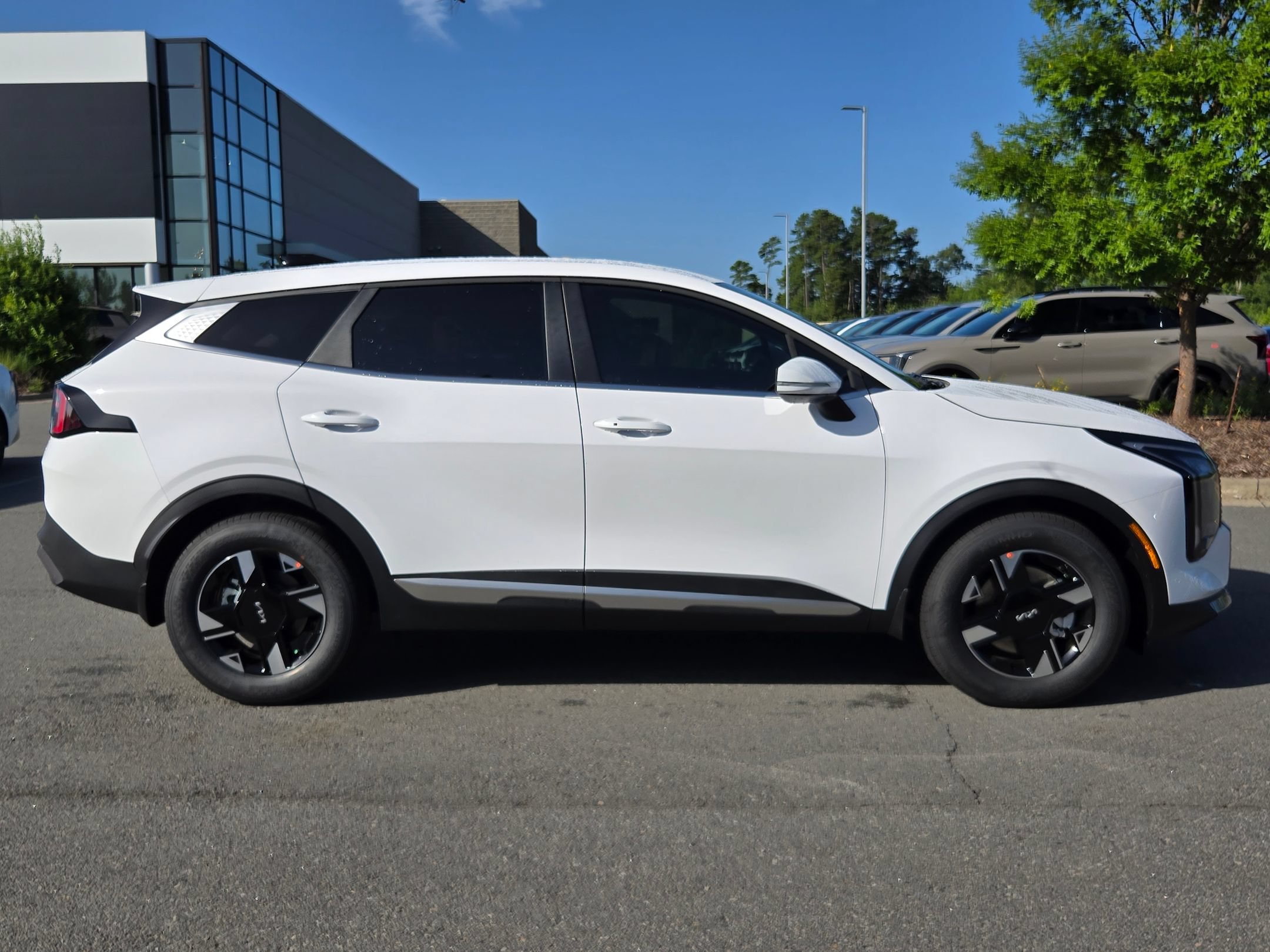 New 2026 Kia Sportage LX w/ LX Convenience Package FWD image 8