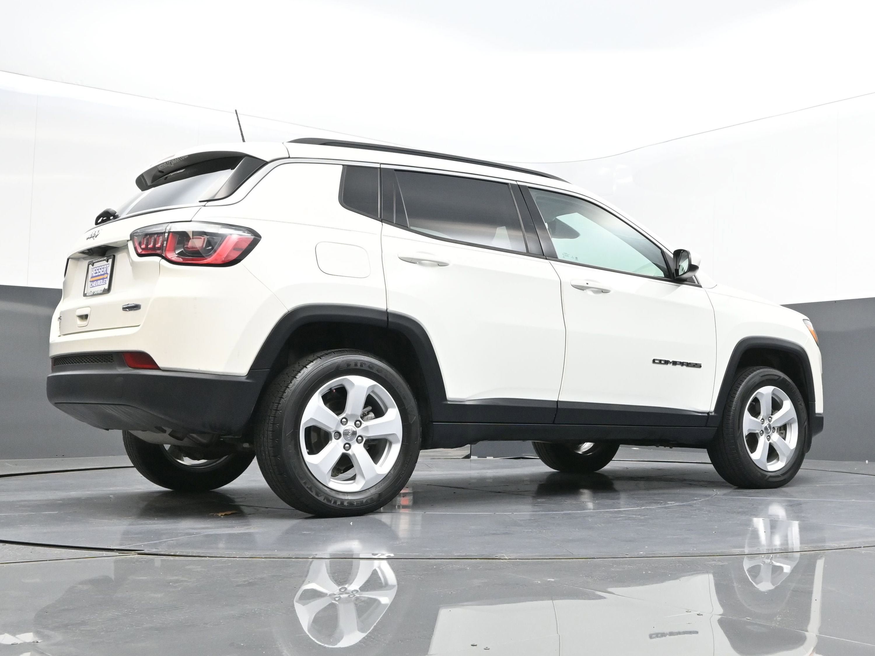 Used 2020 Jeep Compass Latitude w/ Cold Weather Group AWD/4WD image 42