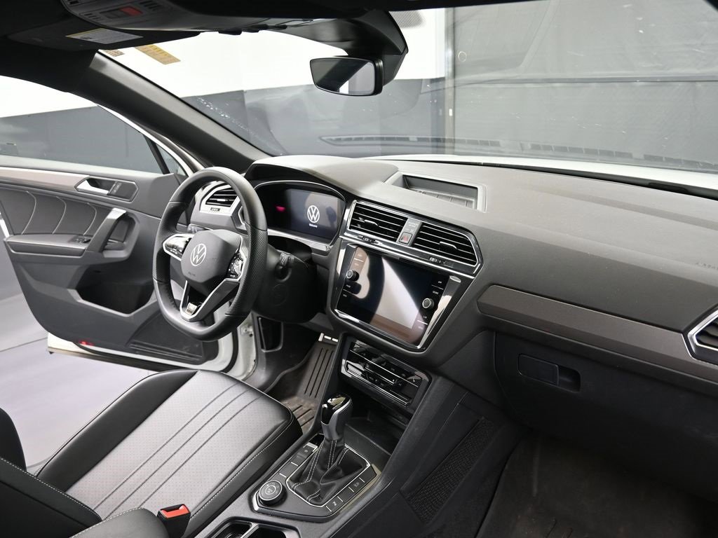 Used 2024 Volkswagen Tiguan SE R-Line image 12