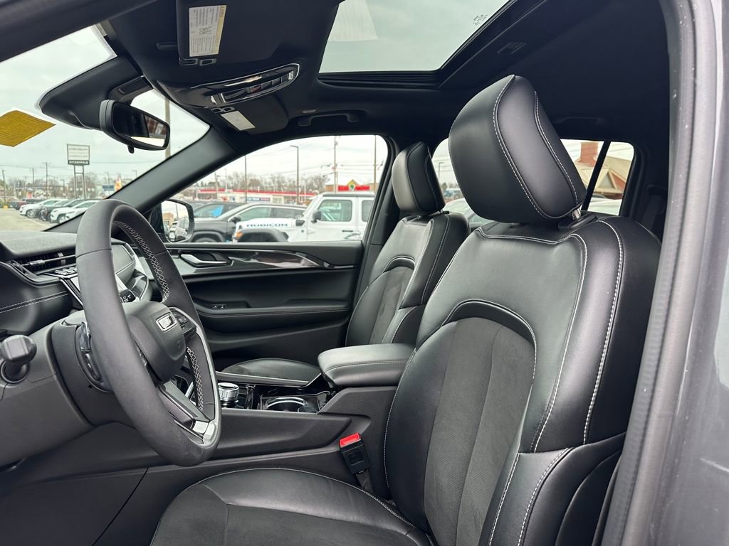 Used 2023 Jeep Grand Cherokee L Laredo image 27