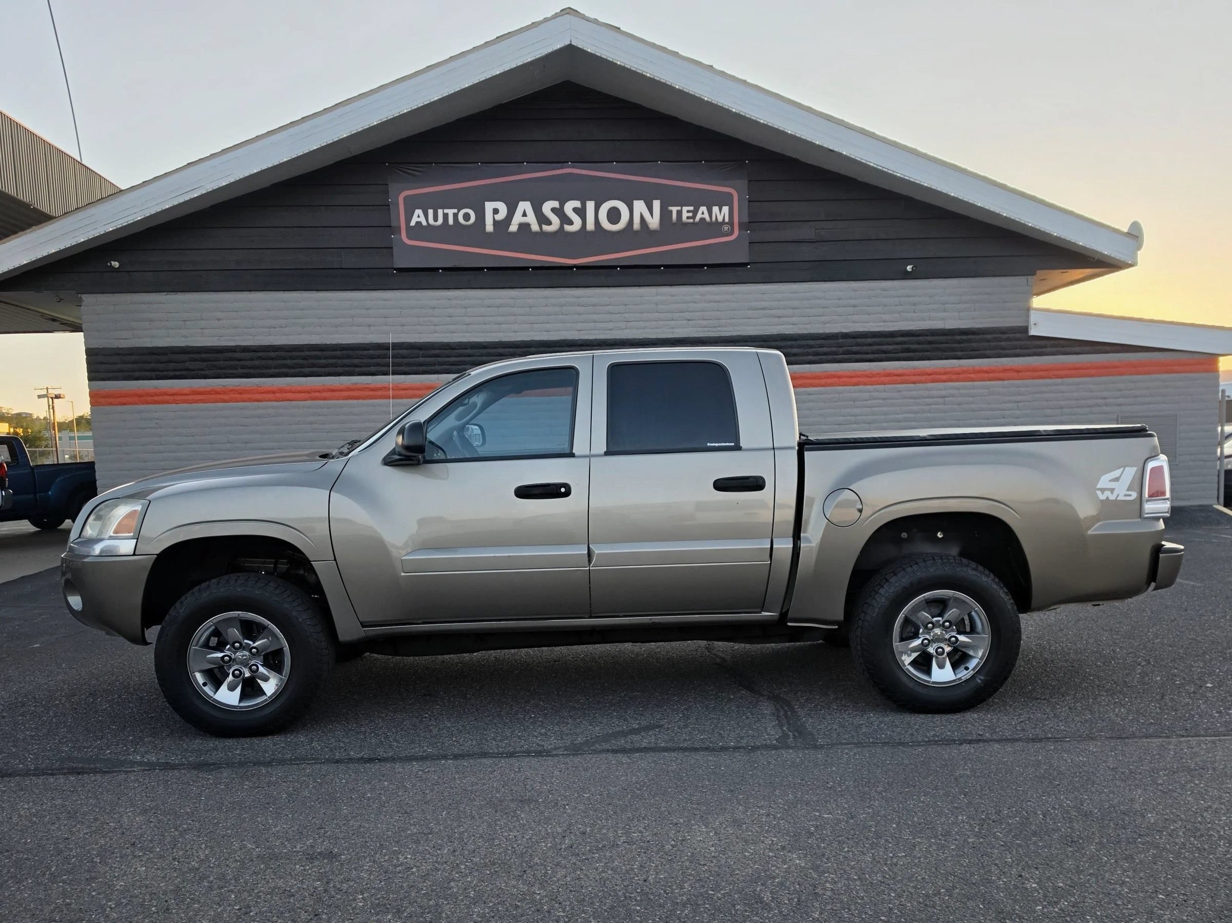 Used 2006 Mitsubishi Raider XLS AWD/4WD image 2
