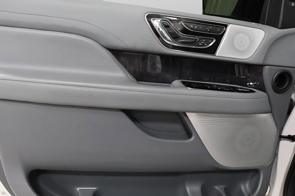 Used 2019 Lincoln Navigator Reserve AWD/4WD image 21