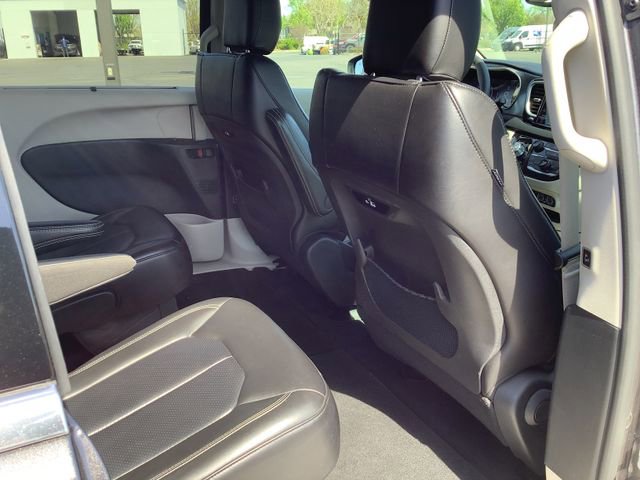 Used 2023 Chrysler Pacifica Touring-L image 34