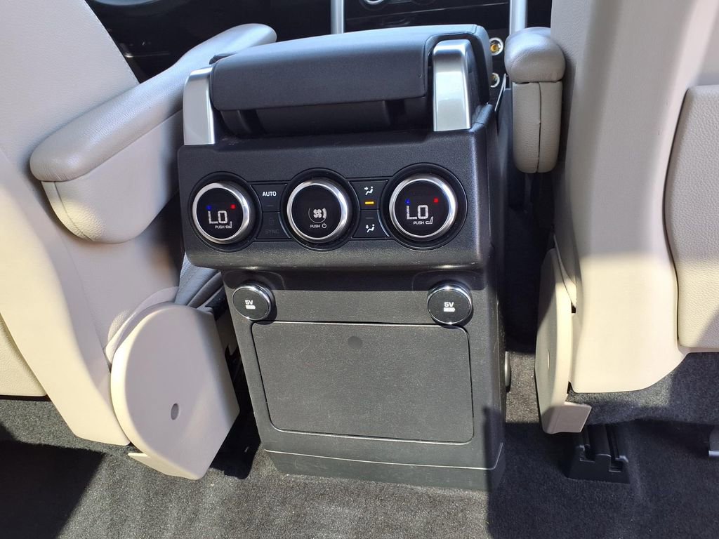 Used 2019 Land Rover Discovery HSE AWD/4WD image 17