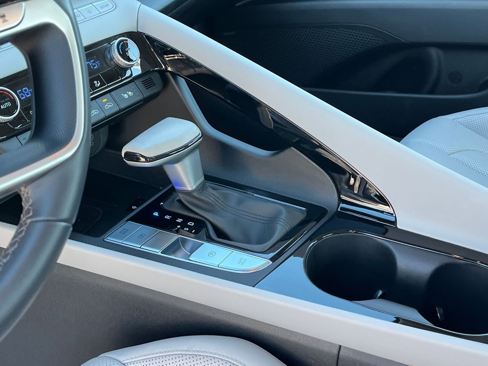 Used 2025 Hyundai Elantra Limited image 42