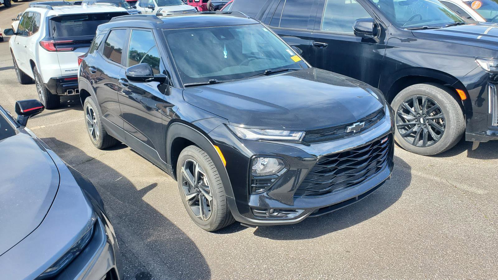Used 2023 Chevrolet TrailBlazer RS w/ Sun and Liftgate Package FWD image 2