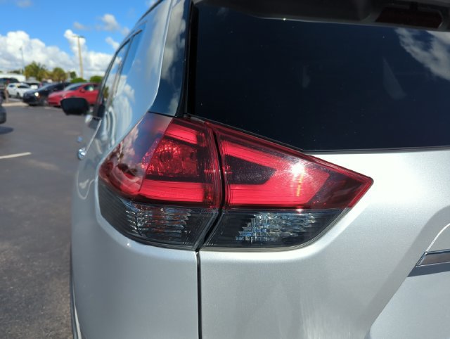 Certified 2019 Nissan Rogue SV w/ Premium Package FWD image 18