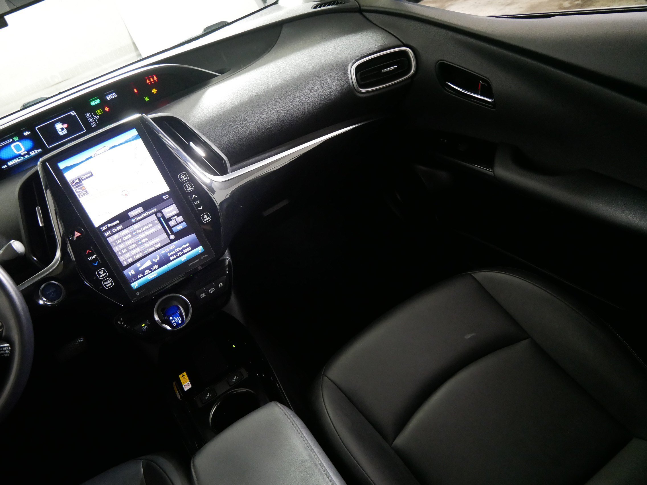 Used 2022 Toyota Prius Prime XLE FWD image 11