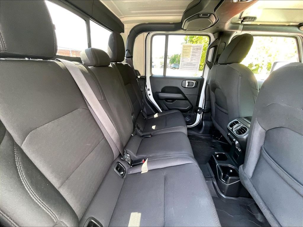 Used 2022 Jeep Gladiator Overland AWD/4WD image 16