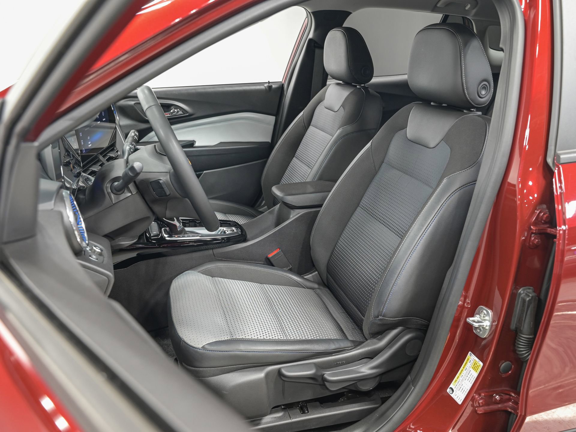 Used 2025 Chevrolet Trax LT w/ LT Convenience Package FWD image 15