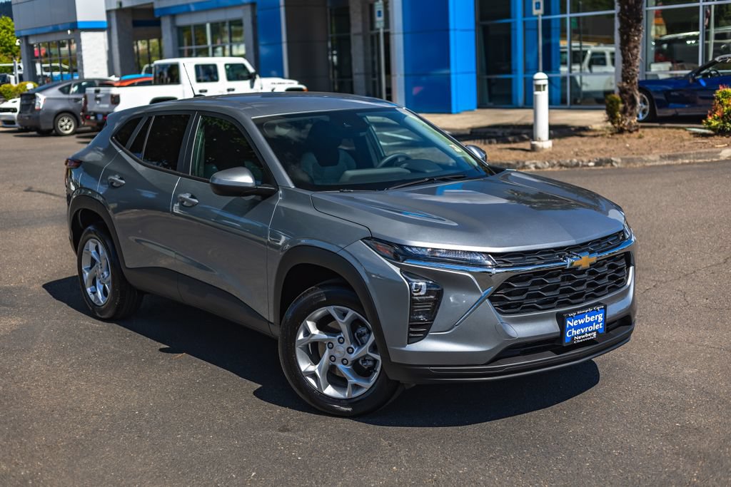 Used 2026 Chevrolet Trax LS w/ LS Convenience Package FWD image 2