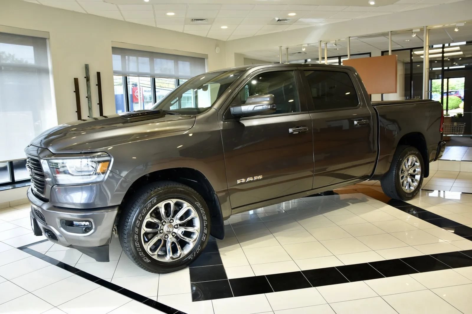 Used 2023 RAM 1500 Laramie AWD/4WD image 3