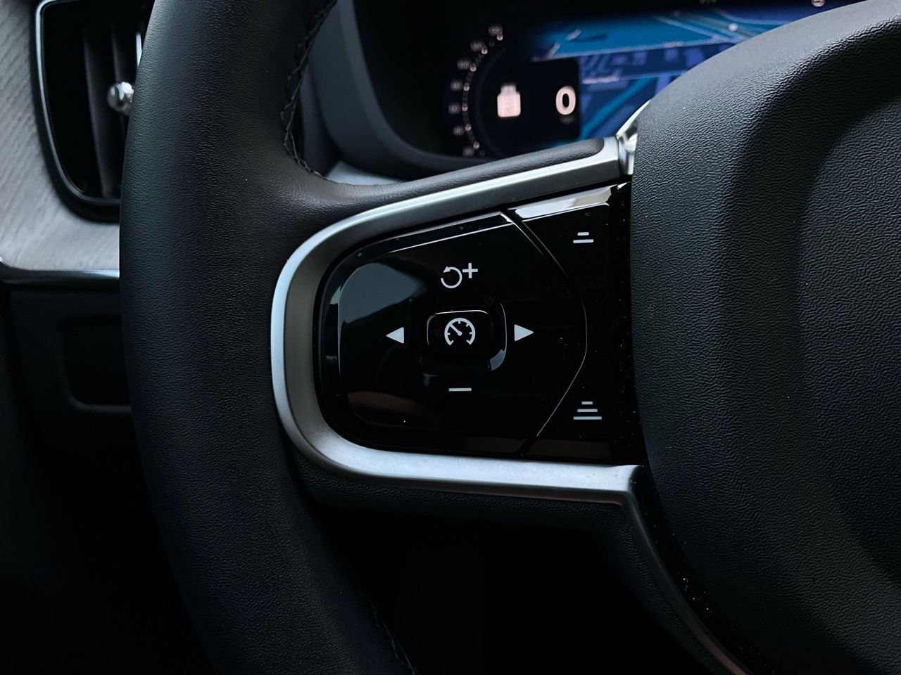 Used 2025 Volvo XC60 B5 Plus w/ Protection Package Premier image 35