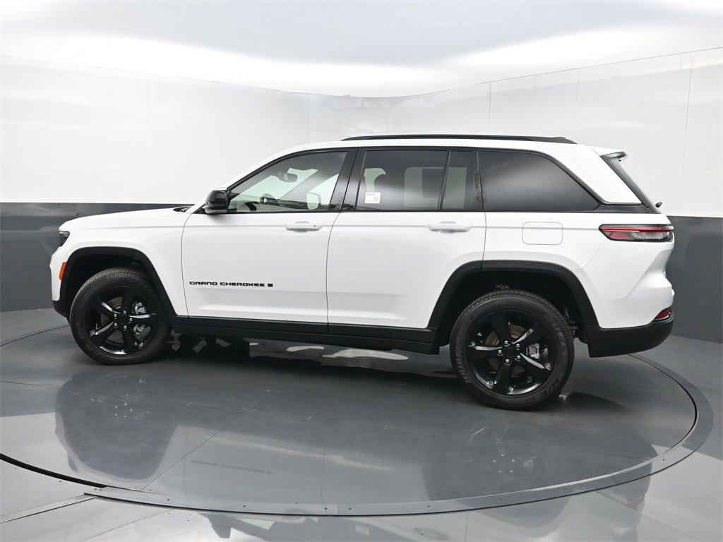 Used 2023 Jeep Grand Cherokee Altitude image 44
