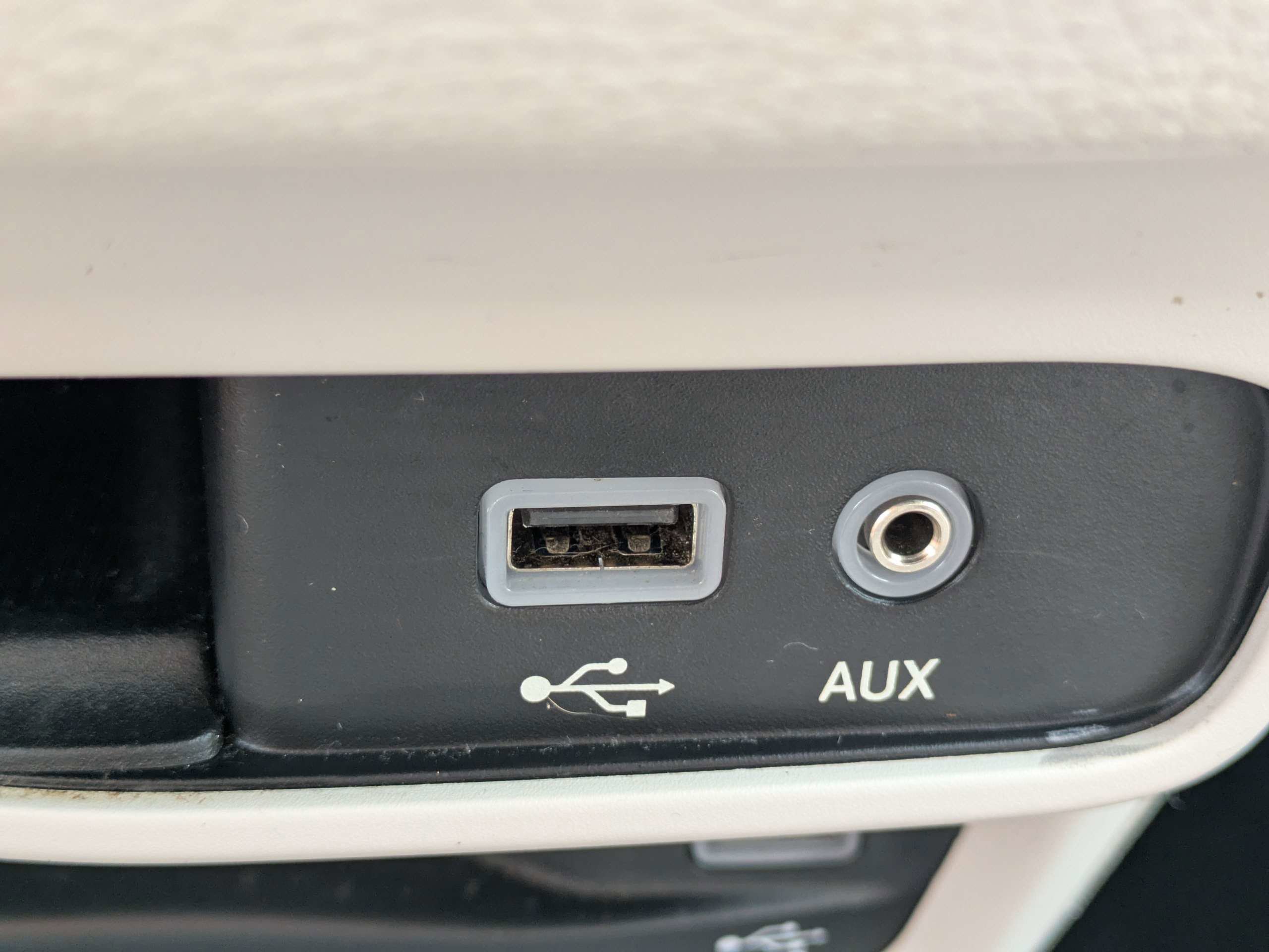 Used 2017 Chrysler Pacifica Limited w/ UConnect Theater Package FWD image 32