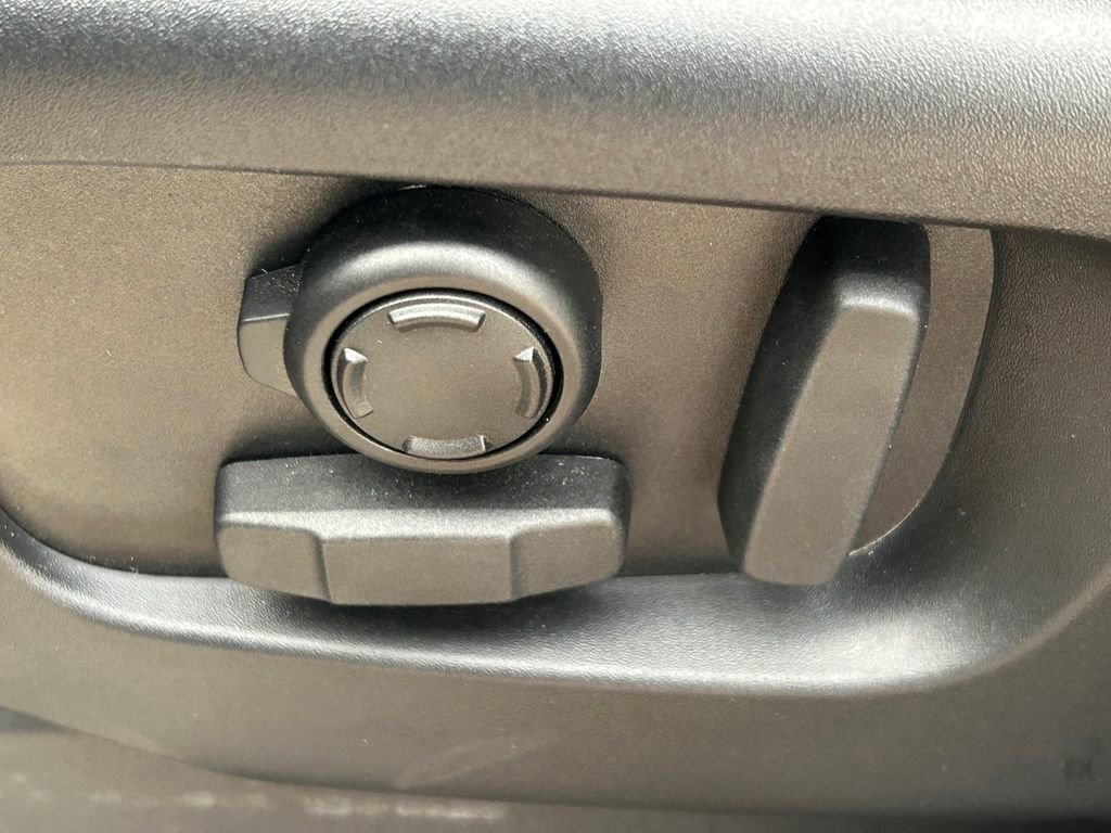 Used 2024 Land Rover Discovery Dynamic SE image 30