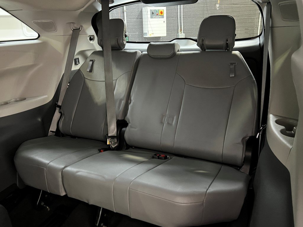 Used 2023 Toyota Sienna Limited image 30
