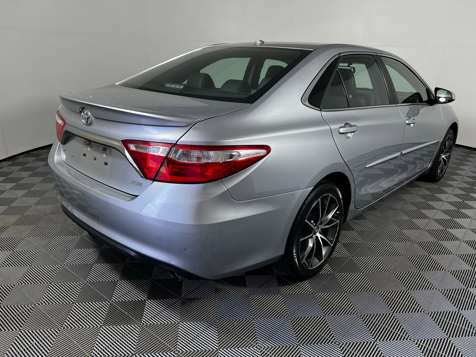Used 2017 Toyota Camry XSE w/ Moonroof Package FWD image 5