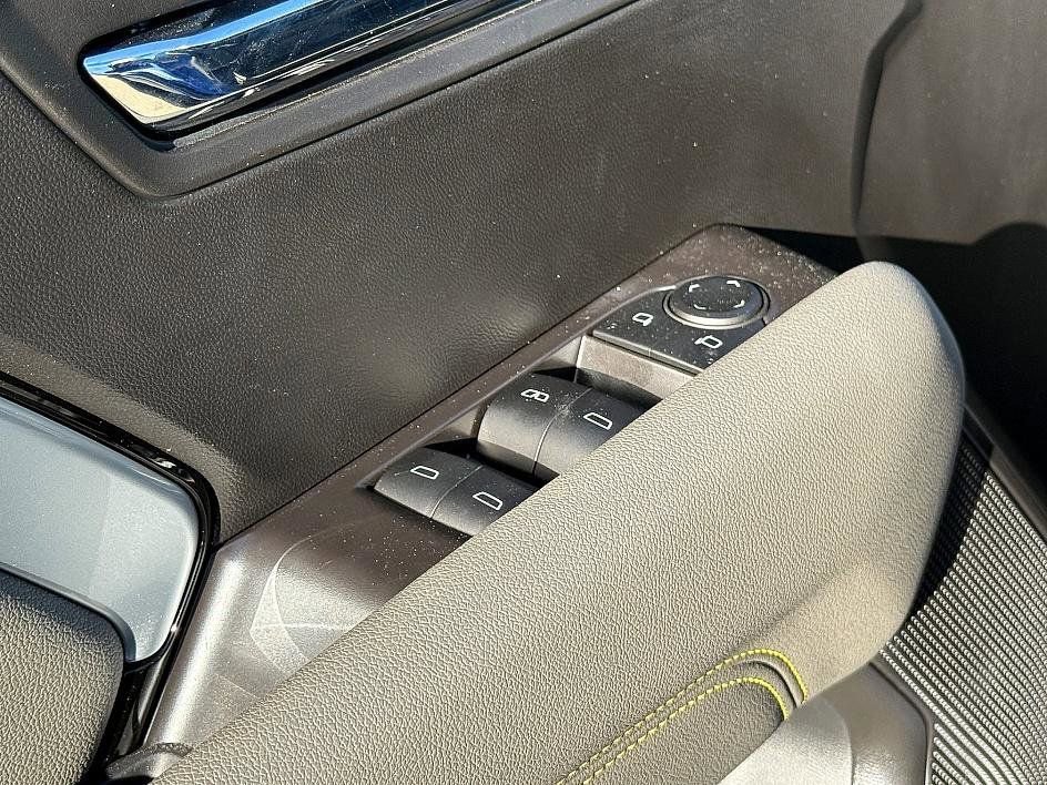 Used 2025 Chevrolet Colorado ZR2 w/ Midnight Edition image 10