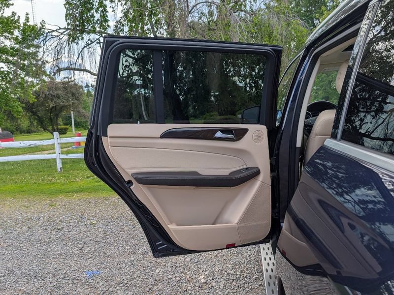 Used 2018 Mercedes-Benz GLS 450 4MATIC w/ Premium Package image 11
